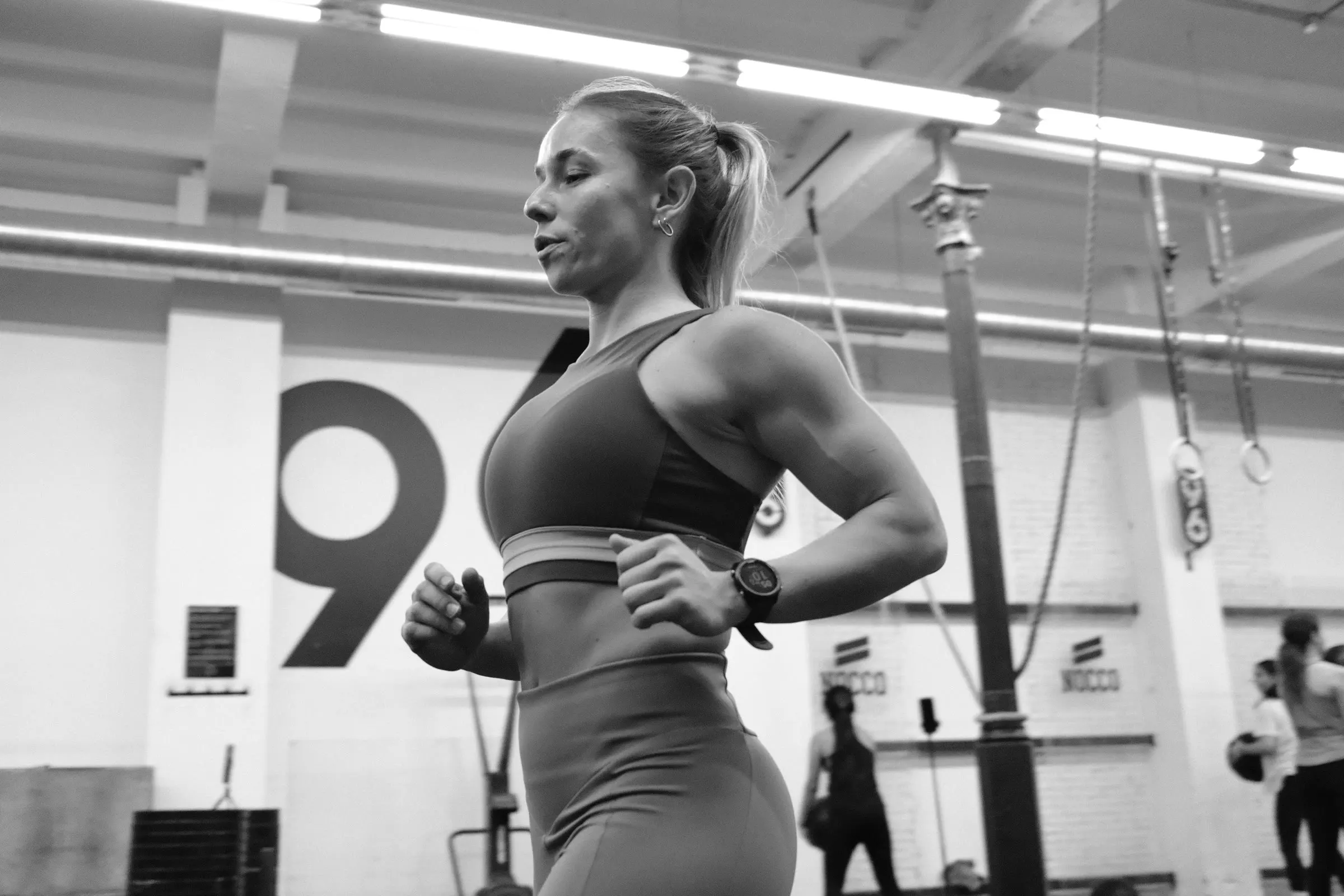Atleta corriendo en el gimnasio, en blanco y negro